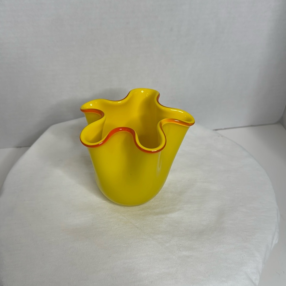 Murano style Hand Blown Hankerchief Glass Vase. (F)